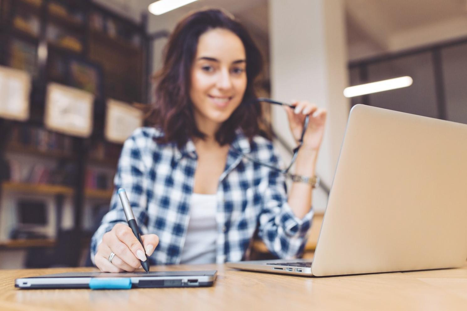 Profesionales analizando documentos financieros en una sesión de formación práctica