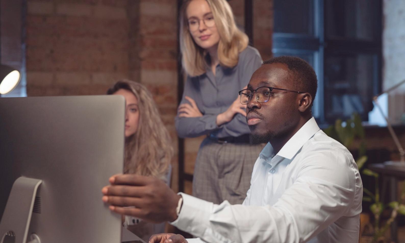 Aula moderna con estudiantes utilizando simuladores financieros en tiempo real